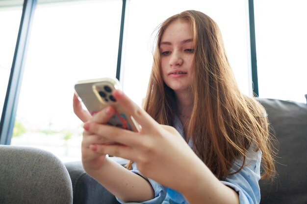 Slimme telefoon Jonge blanke vrouwelijke student gebruikt martphone