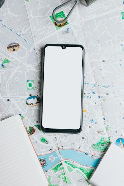 Slimme telefoon met lege ruimte, kopieer ruimte over een kaart van de straten van een stad, reisconcept, advertentie minimaal ontwerp, reisplan