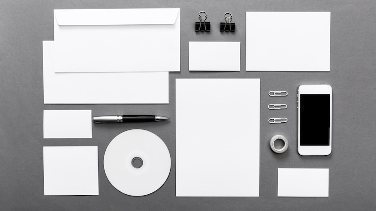Foto slimme telefoon met pen en papier op tafel in kantoor