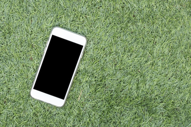 Slimme telefoon zwart scherm op kunstgras