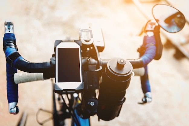 Slimme telefooninstelling op stuur van fiets klaar voor start