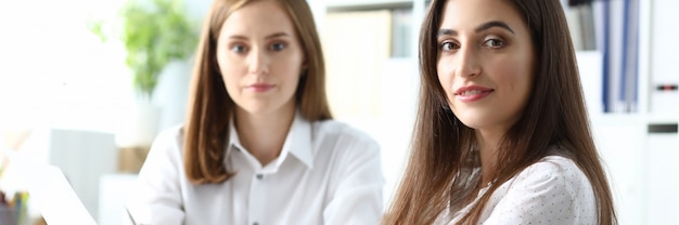 Slimme zakelijke dames op kantoor