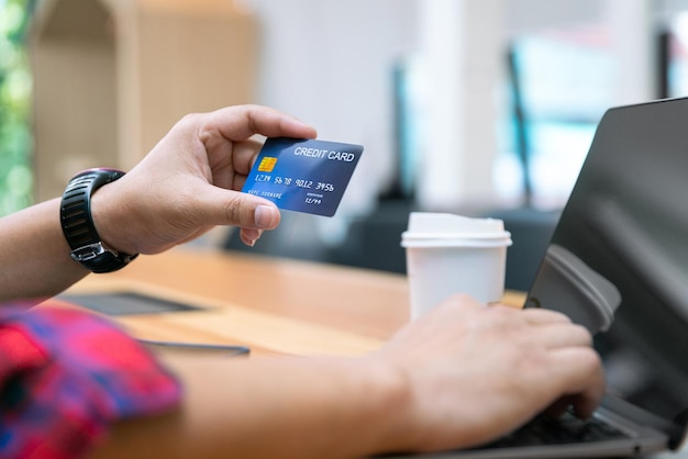 Foto slimme zakelijke geldoverboeking voor online winkelen met creditcard op laptopcomputer