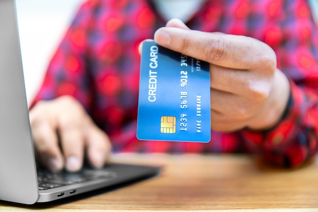 Slimme zakelijke geldoverboeking voor online winkelen met creditcard op laptopcomputer