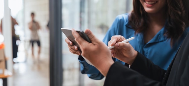 Slimme zakenmensen die samenwerken met een tablet terwijl ze praten in de coworking-plek