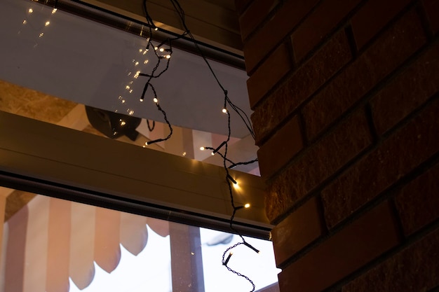 Foto slinger met bollen op het raam en de muur