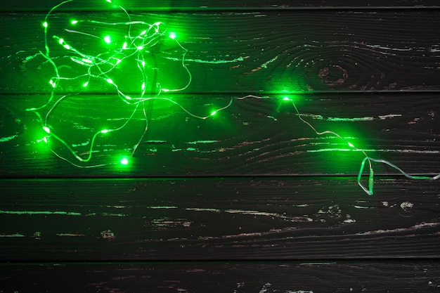 Slinger met groen lichtelementen op de donkere achtergrond