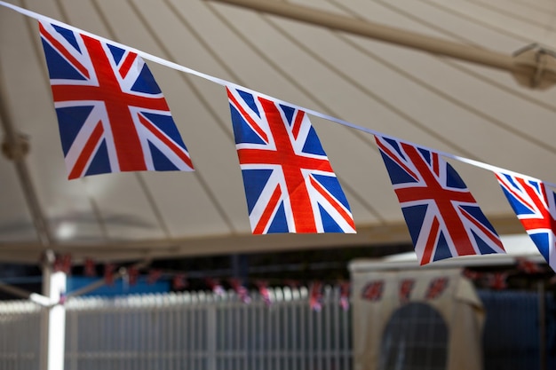 Slinger van Britse vlaggen ter ere van de verjaardag van de koning