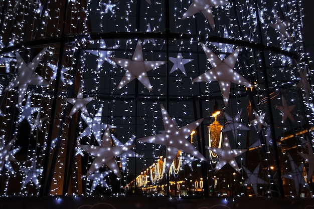 slingers van lila lichtjes in de vorm van sterren als feestelijke achtergrond