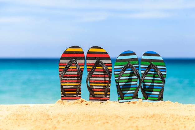 Slippers op het zandstrand