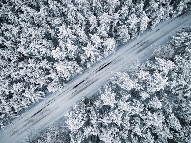 大雪ドローンビュー後の道路での滑りやすい危険な運転条件