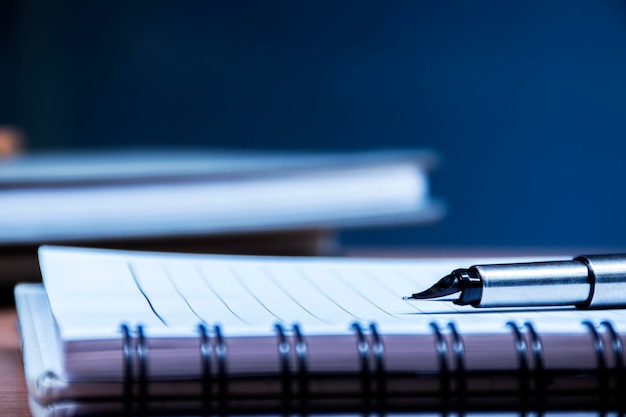 Sliver balpen en notitieboekje op tafel