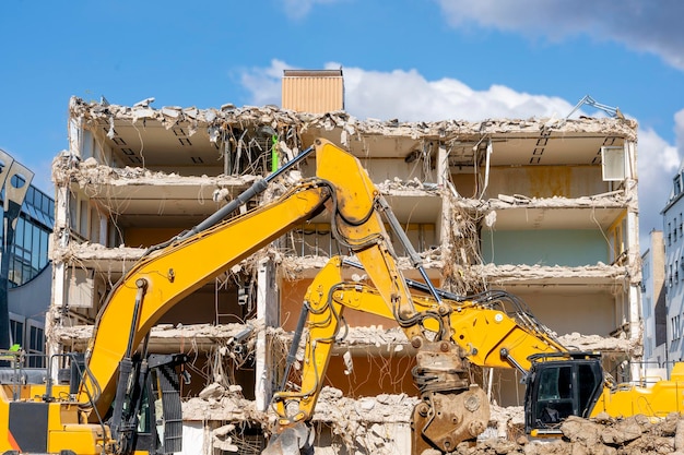 Sloop van gebouw Graafmachine breekt oud huis Ruimte maken voor de bouw van nieuwe huizen