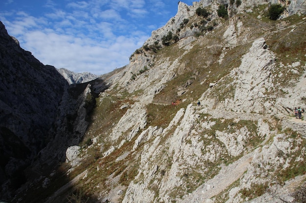 CaresAsturiasのルート上のPicosdeEuropaのトレイルの傾斜