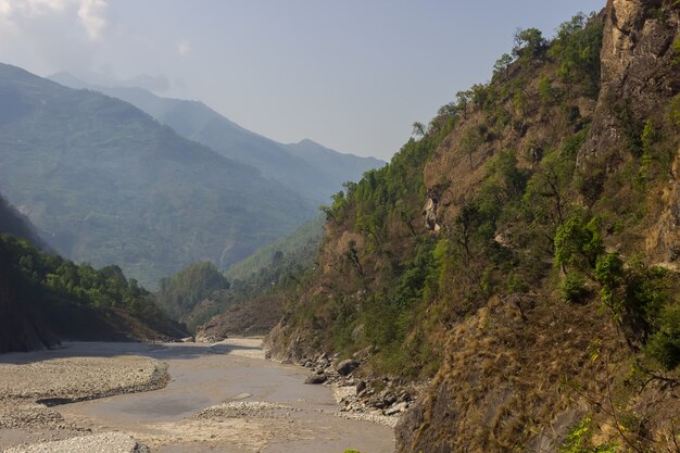 Le pendici delle montagne del fiume in himalaya nel distretto di manaslu