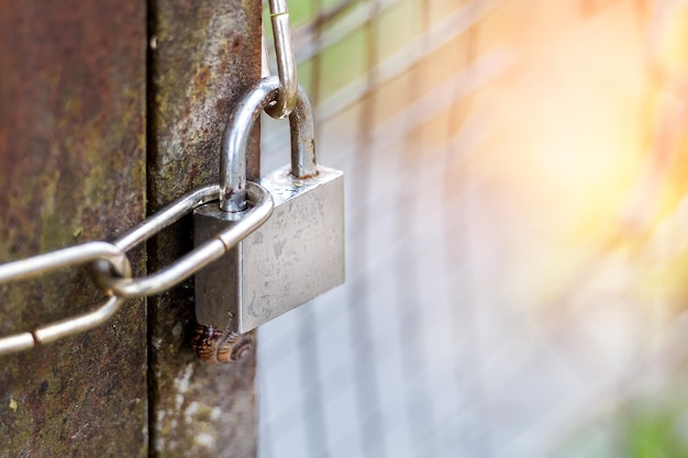 Slot aan een ketting hangt aan een poort