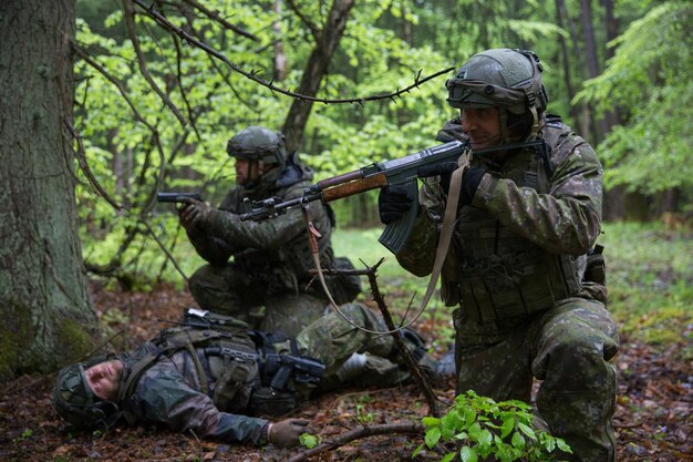 スロバキア兵士がパトロールして敵と交戦