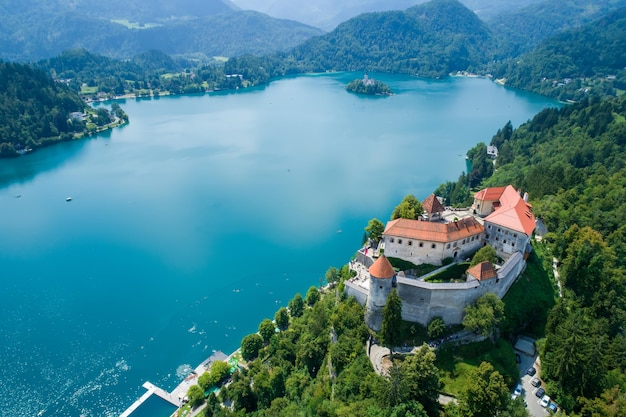 Slovenia - resort vista aerea lago di bled. fotografia aerea con drone fpv. slovenia bellissimo castello naturale di bled.