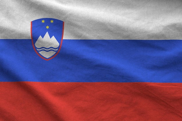 Флаг Словении изображен на сложенной волнистой ткани из старой ткани