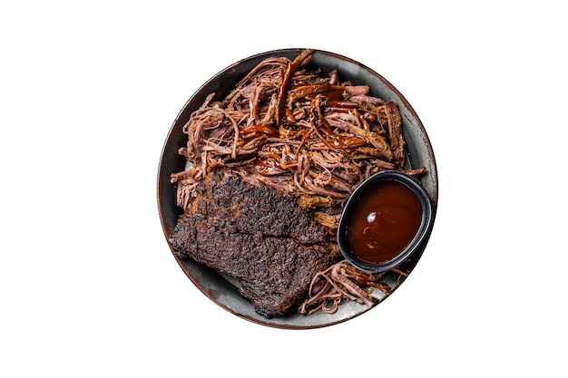 Slow Cooked Pulled Beef Traditioneel vlees ingewreven met kruiden en gerookt in een Texas roker geïsoleerd op een witte achtergrond