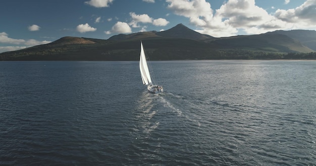 写真 ゆっくりと動くヨットの風が海を吹き飛ばす アラン山島 スコットランド ヨーロッパ