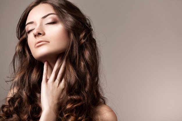 Foto ritratto al rallentatore di una giovane donna con i capelli ricci