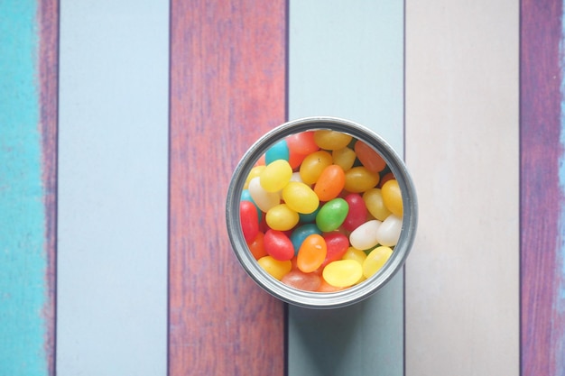 Slow motion van jelly beans in een container op tafel