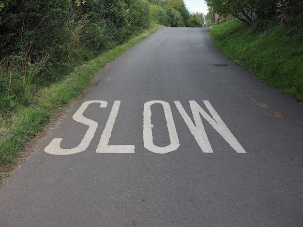 Foto segno di velocità lenta