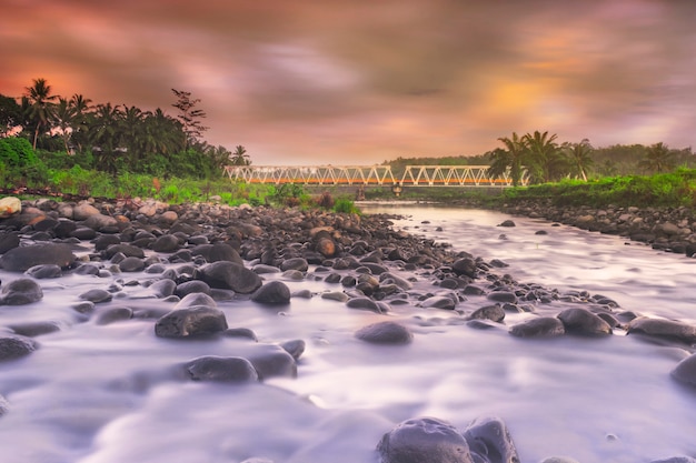 Velocità lenta per l'acqua nel fiume al mattino a north bengkulu