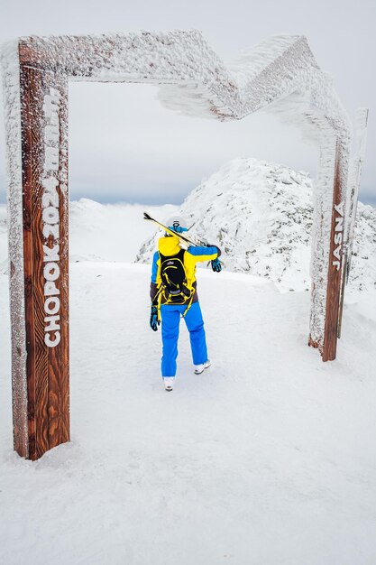 Foto slowakije jasna 31 januari 2022 vrouwelijke skiër op de top van de chopok-berg