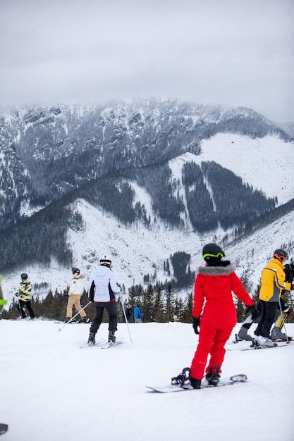 Slowakije Jasna 4 februari 2022 winter bergen uitzicht skigebied hellingen mensen skiën en snowboarden kopieer ruimte