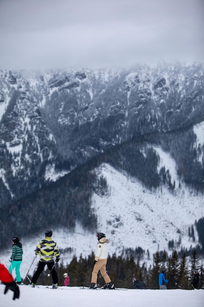 Slowakije Jasna 4 februari 2022 winter bergen uitzicht skigebied hellingen mensen skiën en snowboarden