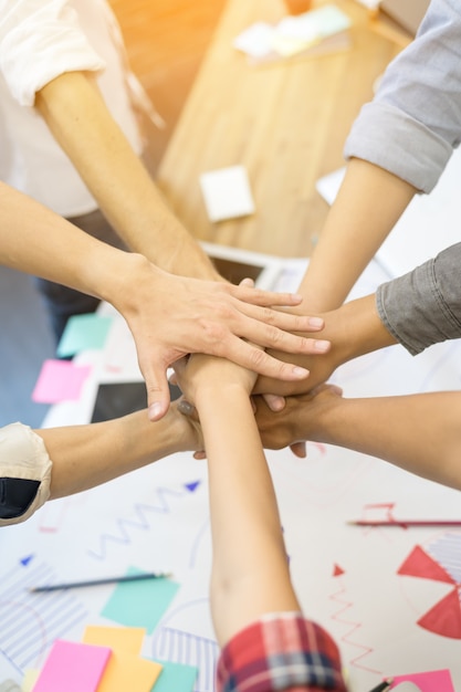 Sluit Aziatische groeps de professionele collega&#39;s van de hand samen handen bij elkaar.