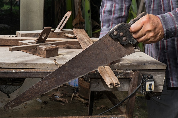 Sluit capenter hand omhoog hout zaagt