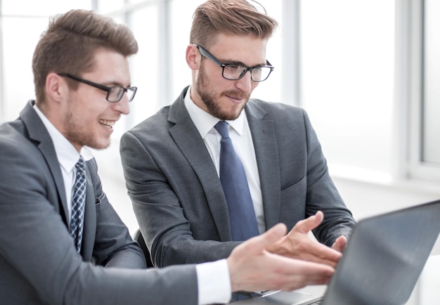 Sluit collega's die op een laptop werken op kantoormensen en technologie