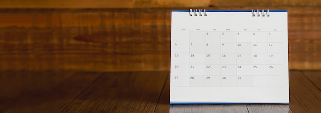 Sluit de kalender op de bruine tafel in planningsideeën