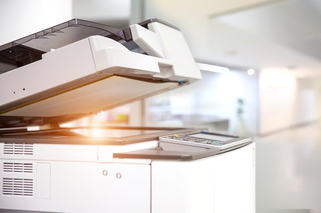 Sluit de kopieer- of fotokopieermachine op de werkplek