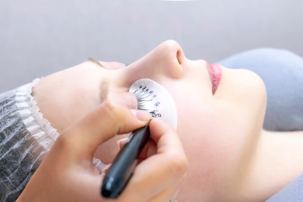 Sluit de procedure voor wimperverlenging aan