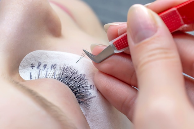 Sluit de procedure voor wimperverlenging aan