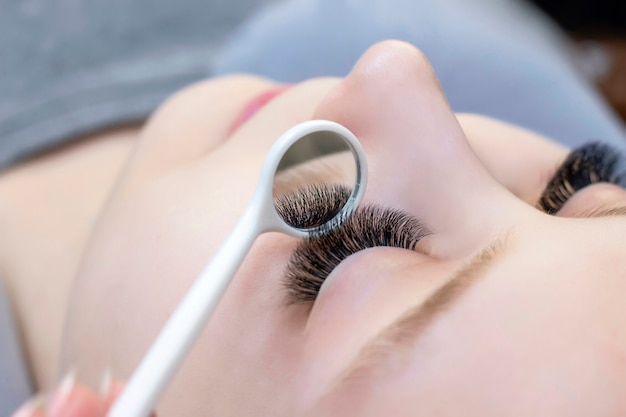 Sluit de procedure voor wimperverlenging aan