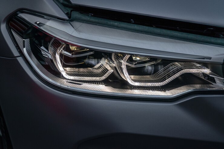 Sluit een deel van auto omhoog. De koplamp van een moderne luxeauto vanuit een nauwe hoek.