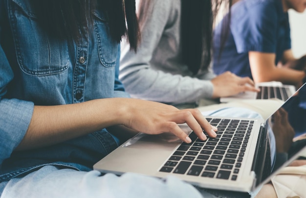 Sluit een groep jonge studenten af die online verbindingstechnologie gebruiken voor zaken of onderwijs en communicatie.