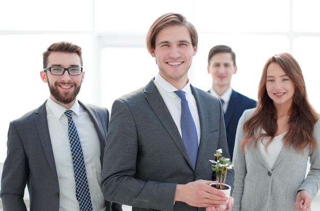 Sluit een groep jongeren af met een plantkiem Het concept van een startup