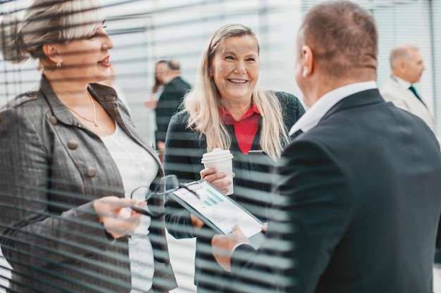 Sluit een groep medewerkers af die het financiële schema bespreken