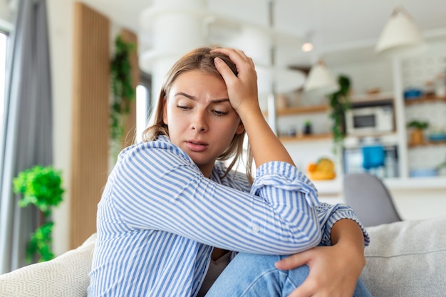 Sluit een jonge vrouw die zich overstuur voelt verdrietig ongelukkig of teleurstelt huilend eenzaam thuis Emotionele schok en levensproblemen