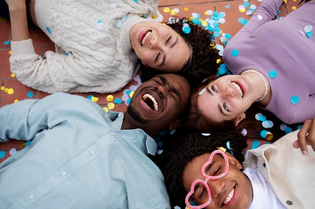 Foto sluit gelukkige vrienden af met confetti