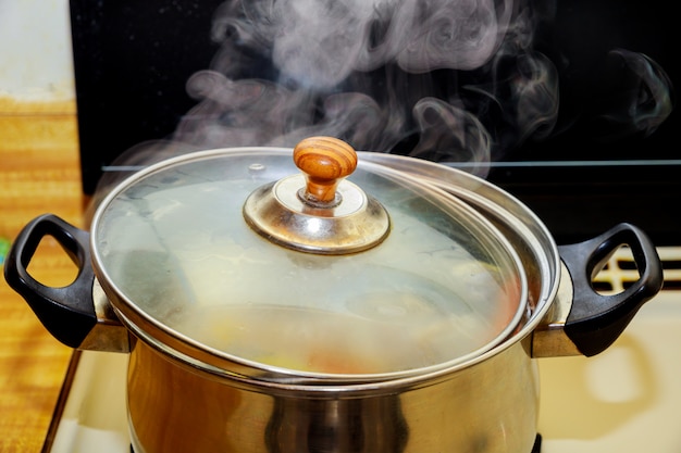 Sluit het koken van varkensvlees en kippensoep of gekookt water in heet in potten kokend voedsel