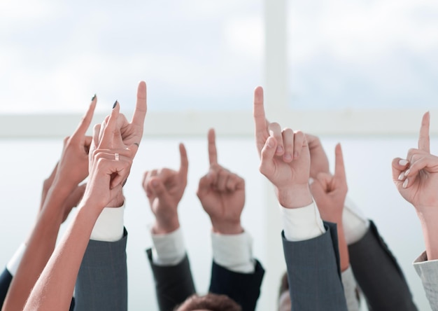 Sluit het zakelijke team dat ergens naar boven wijst