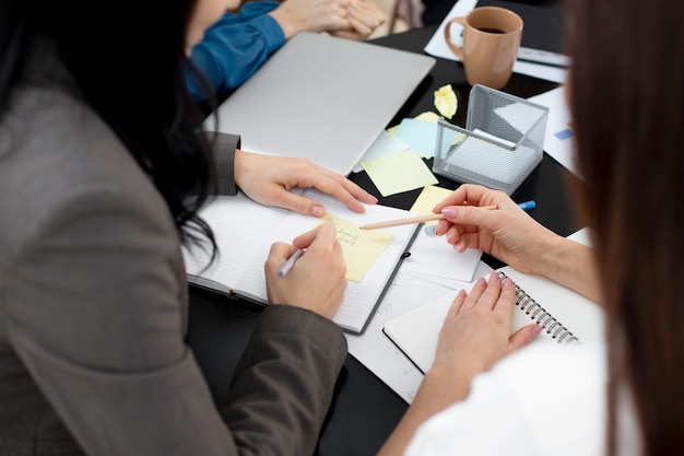 Foto sluit mensen af die samenwerken aan een bureau