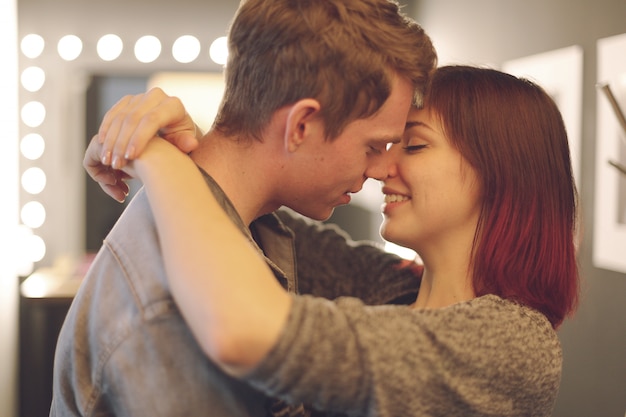 Foto sluit ogenblikken van het portret omhoog de jonge paar samen